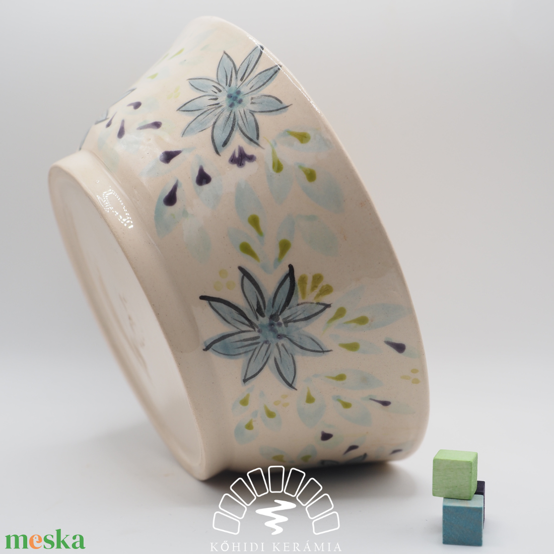 Korongozott, pasztell kék virágmintával díszített kerámia tál   - otthon & életmód - dekoráció - asztal és polc dekoráció - dekorációs tál, tartó - Meska.hu