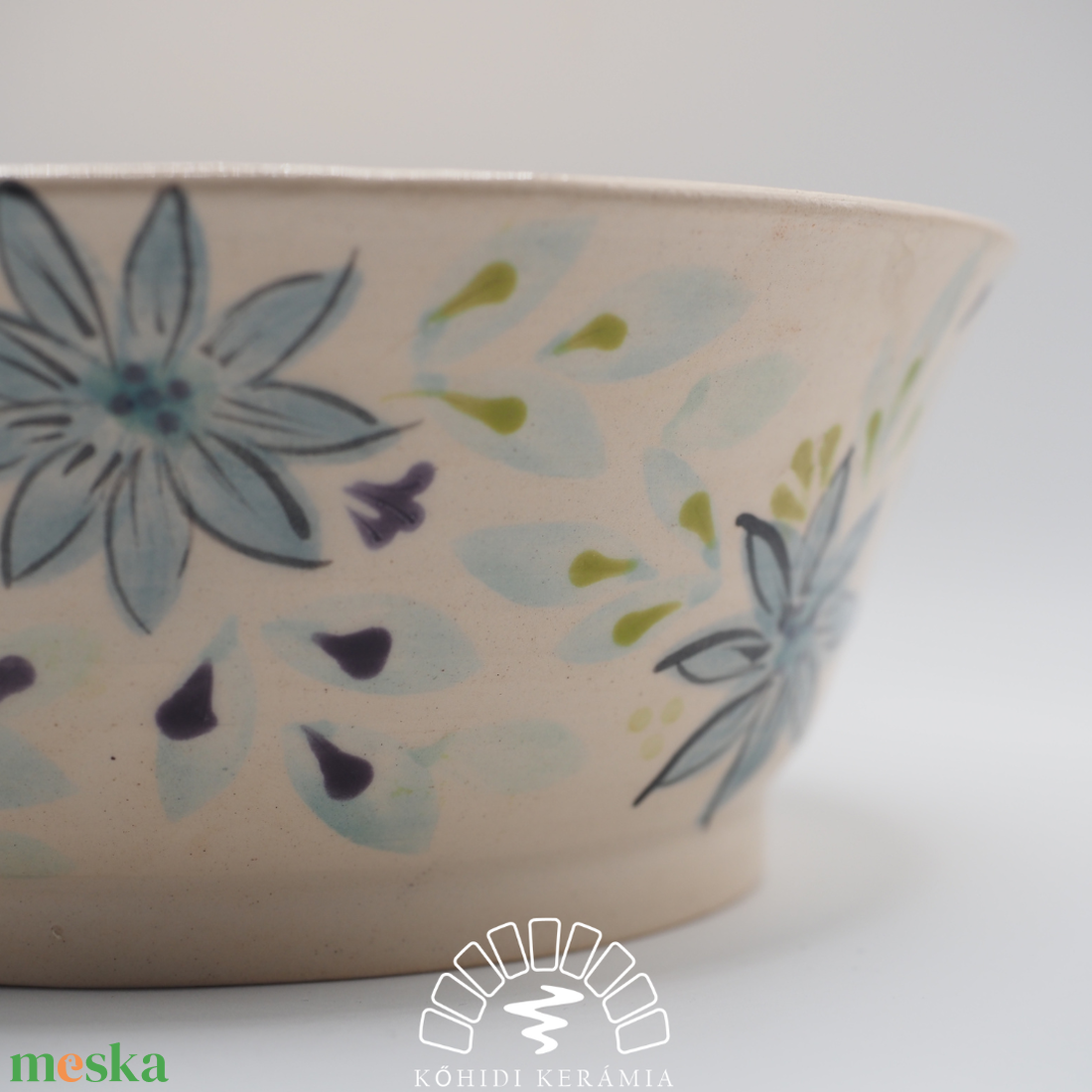 Korongozott, pasztell kék virágmintával díszített kerámia tál   - otthon & életmód - dekoráció - asztal és polc dekoráció - dekorációs tál, tartó - Meska.hu