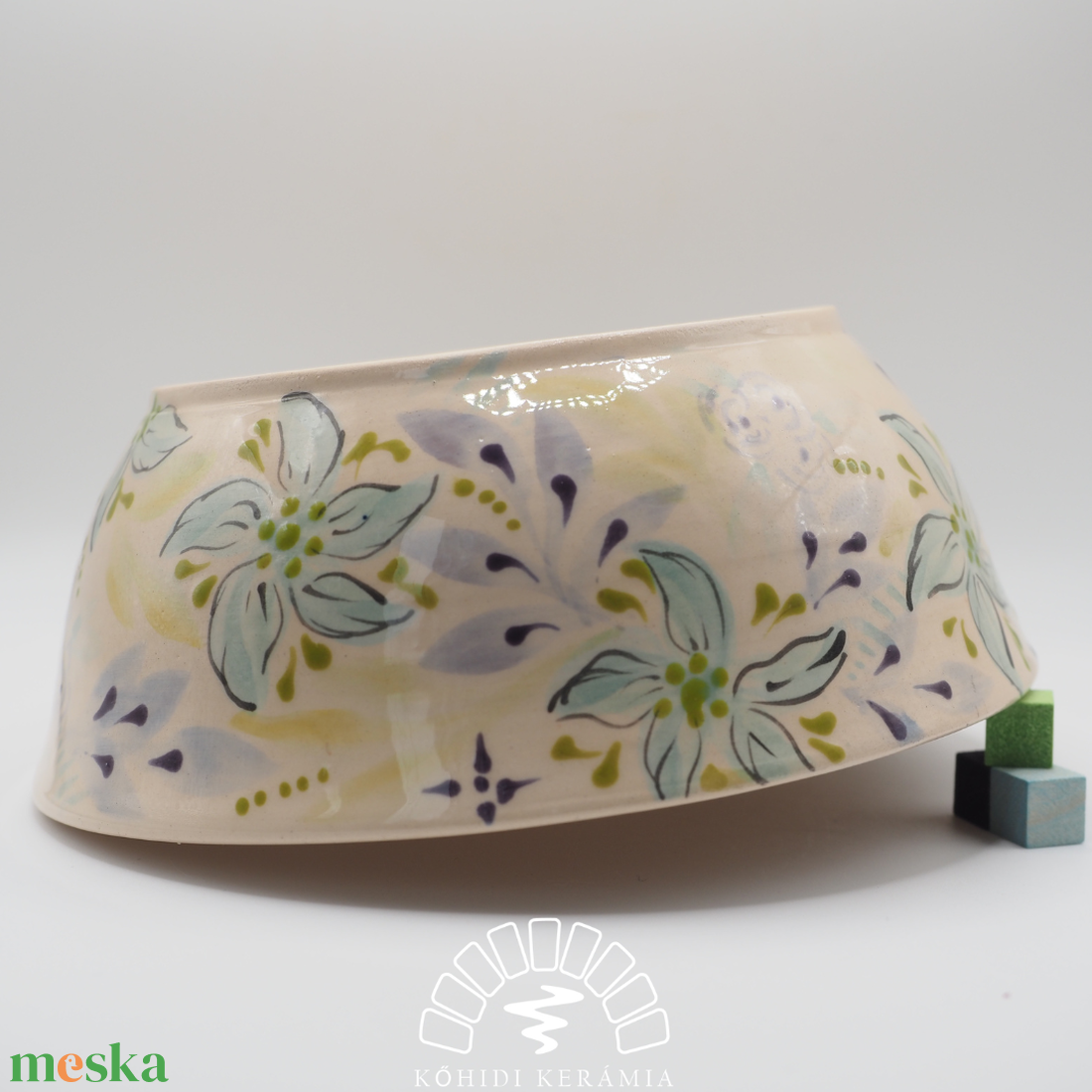 Pasztell kék virágmintával díszített kerámia tál   - otthon & életmód - dekoráció - asztal és polc dekoráció - dekorációs tál, tartó - Meska.hu