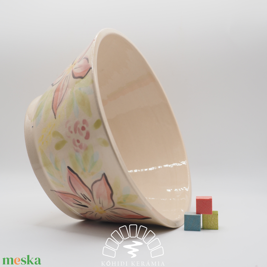 Korongozott, pasztell rózsaszín virágmintával díszített kerámia tál   - otthon & életmód - dekoráció - asztal és polc dekoráció - dekorációs tál, tartó - Meska.hu