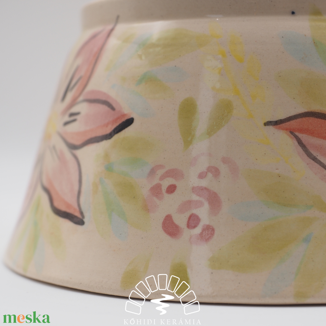 Korongozott, pasztell rózsaszín virágmintával díszített kerámia tál   - otthon & életmód - dekoráció - asztal és polc dekoráció - dekorációs tál, tartó - Meska.hu