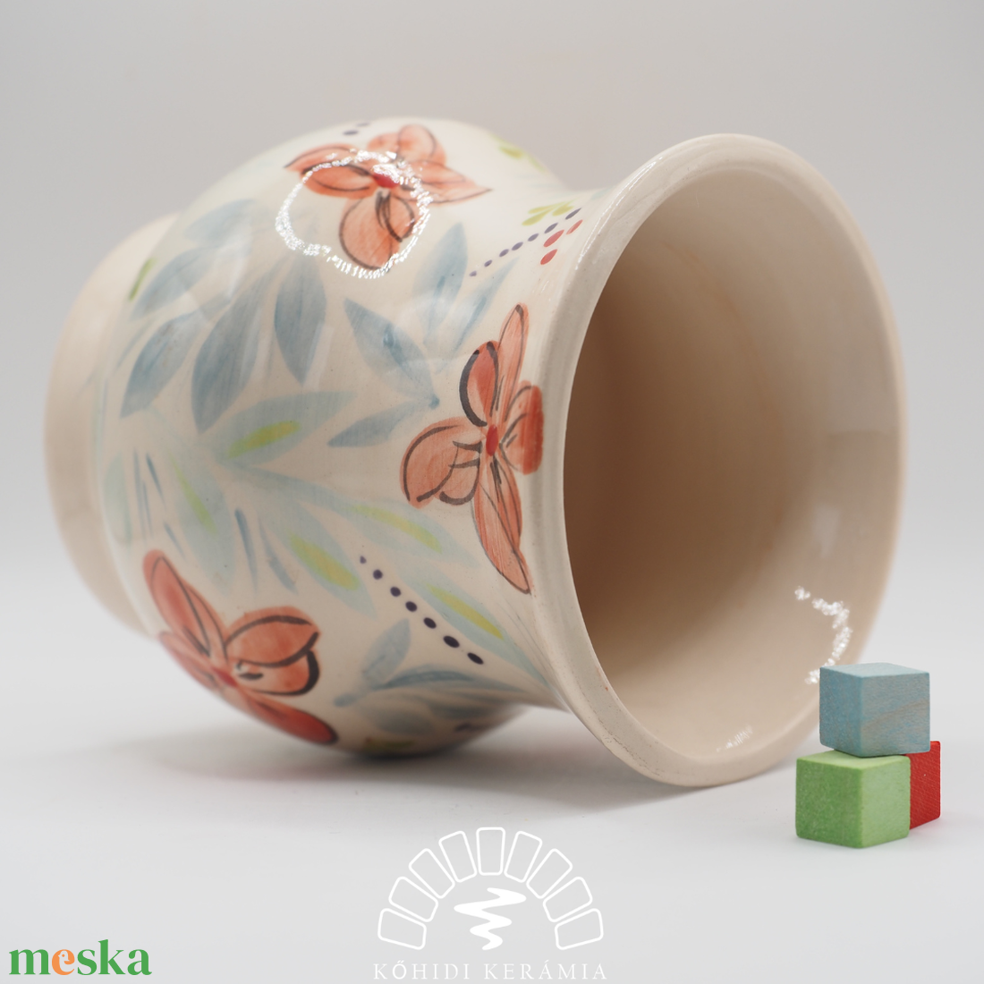 Korongozott, piros virágmintával díszített kerámia váza - otthon & életmód - dekoráció - asztal és polc dekoráció - dekorációs tál, tartó - Meska.hu