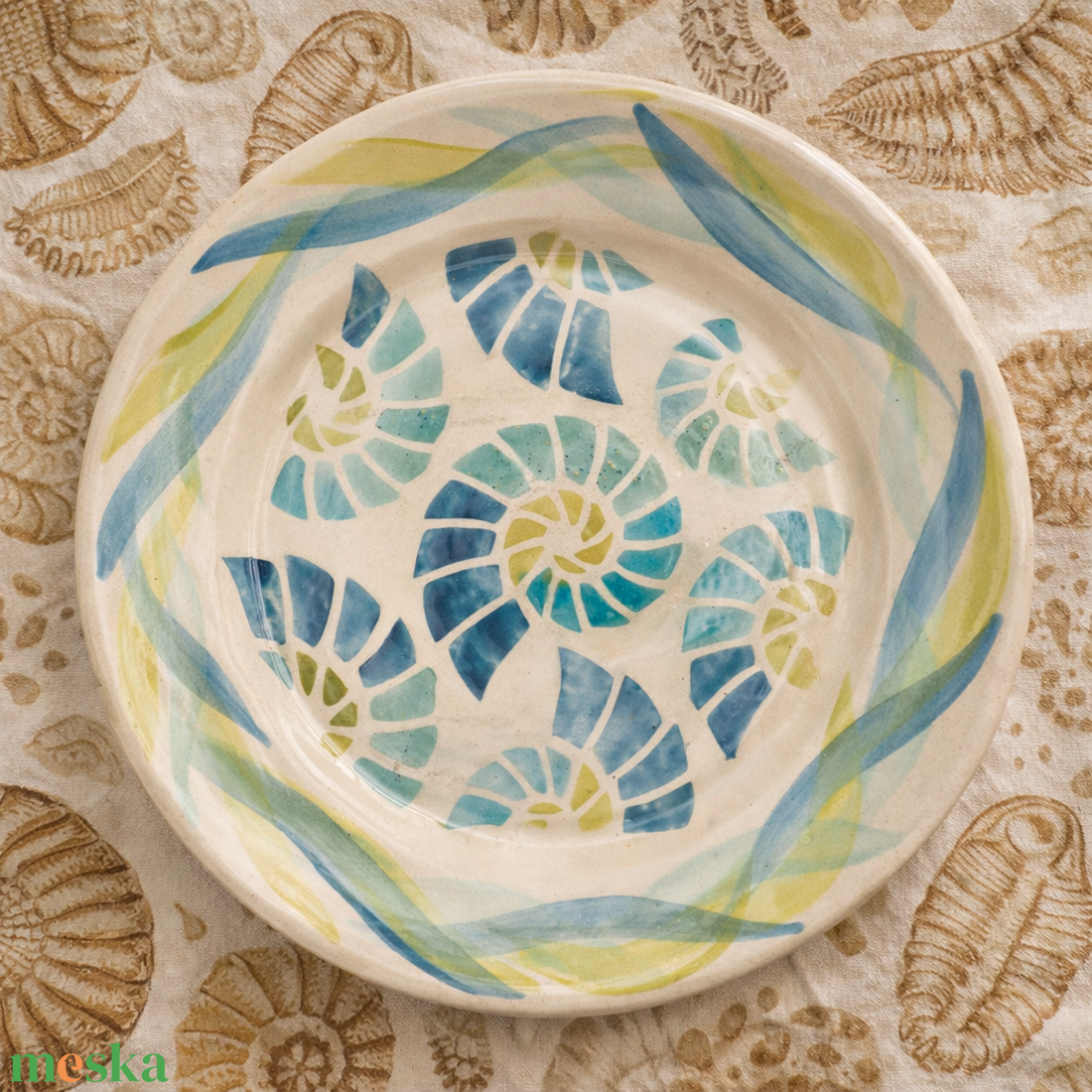 Korongozott kerámia kistányér - Ammonitesz mintával - otthon & életmód - konyhafelszerelés, tálalás - tálalás - tányér- és poháralátét - Meska.hu