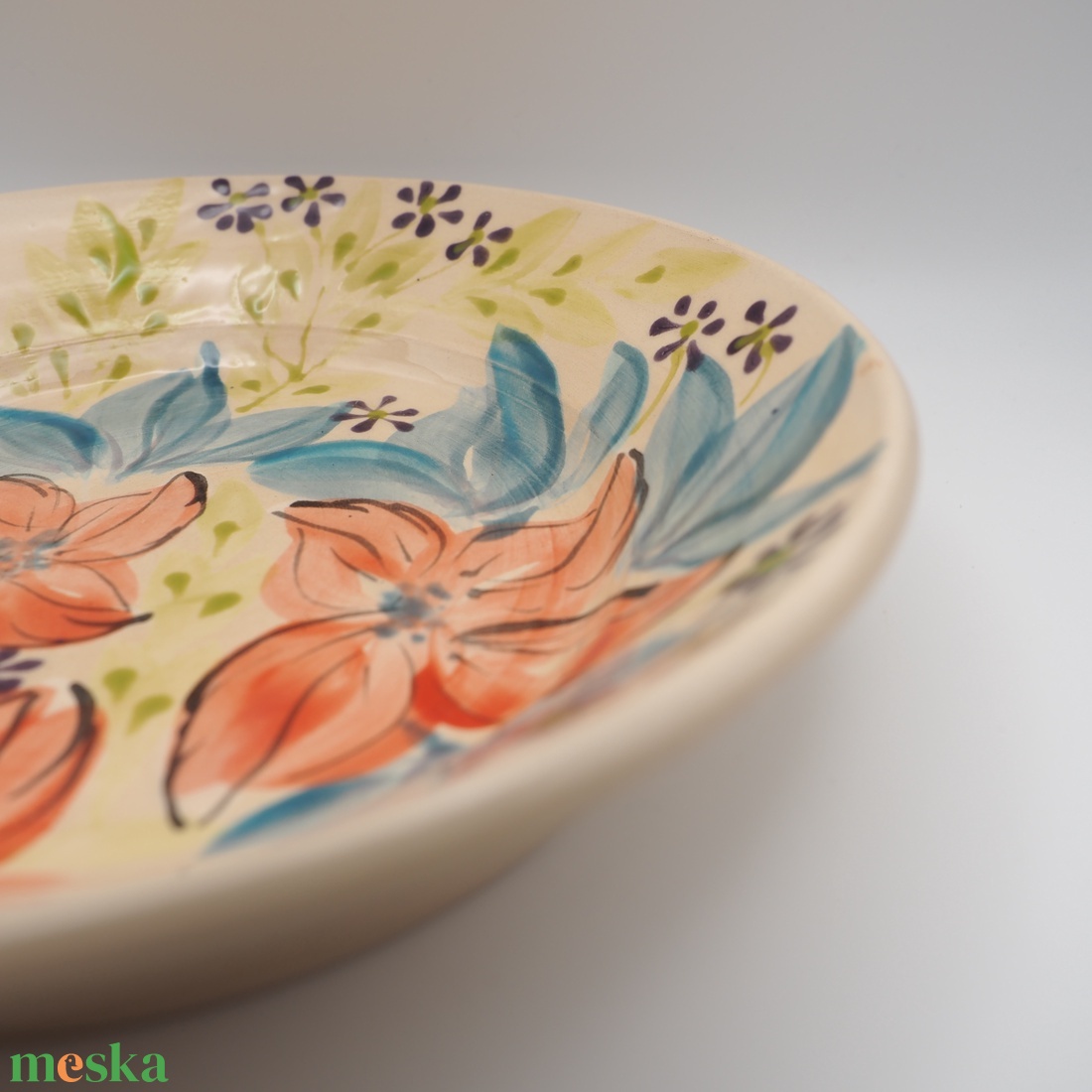 Kézzel készült kerámia tányér � piros virágmintával - otthon & életmód - konyhafelszerelés, tálalás - tálalás - tányér- és poháralátét - Meska.hu