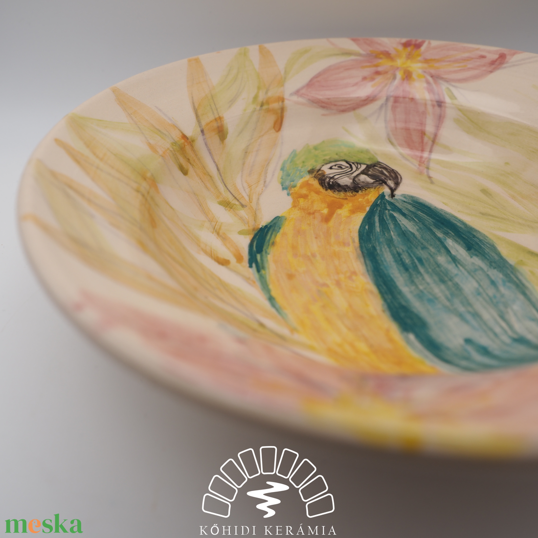 Kézzel festett kerámia tányér � papagájos motívummal - otthon & életmód - konyhafelszerelés, tálalás - tálalás - tányér- és poháralátét - Meska.hu