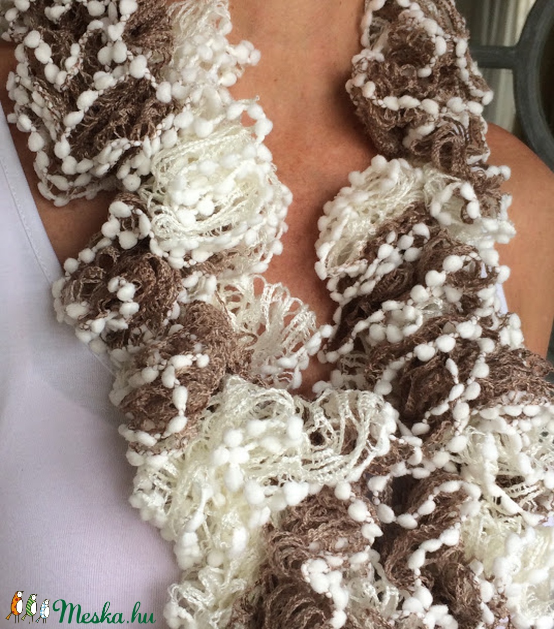 Elegáns horgolt fodros női sál, sok apró pomponnal - krémfehér, cappuccino kávé színekben. Alkalmi viseletnek is. - ruha & divat - sál, sapka, kendő - sál - Meska.hu Elegáns horgolt fodros női sál, sok apró pomponnal - krémfehér, cappuccino kávé színekben. Alkalmi viseletnek is. - ruha & divat - sál, sapka, kendő - sál - Meska.hu