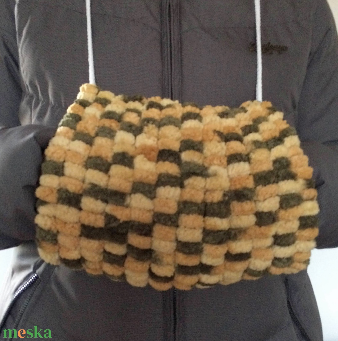 Egyedi pompon muff - kézmelegítő sok apró pomponból nőknek és lányoknak, jó vastag meleg - a bézs és khaki színekben - ruha & divat - sisakhuzat - Meska.hu Egyedi pompon muff - kézmelegítő sok apró pomponból nőknek és lányoknak, jó vastag meleg - a bézs és khaki színekben - ruha & divat - sisakhuzat - Meska.hu
