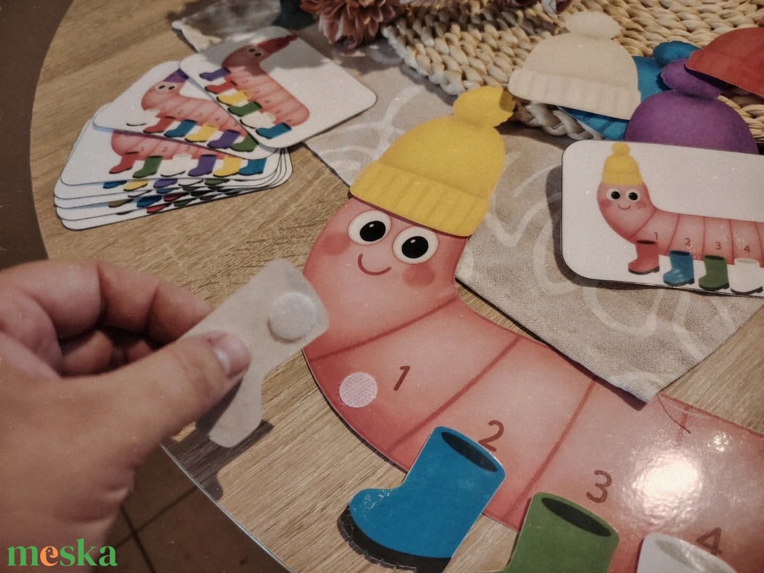 Guszti giliszta öltöztető - játék & sport - készségfejlesztő és logikai játék - memória játékok - Meska.hu