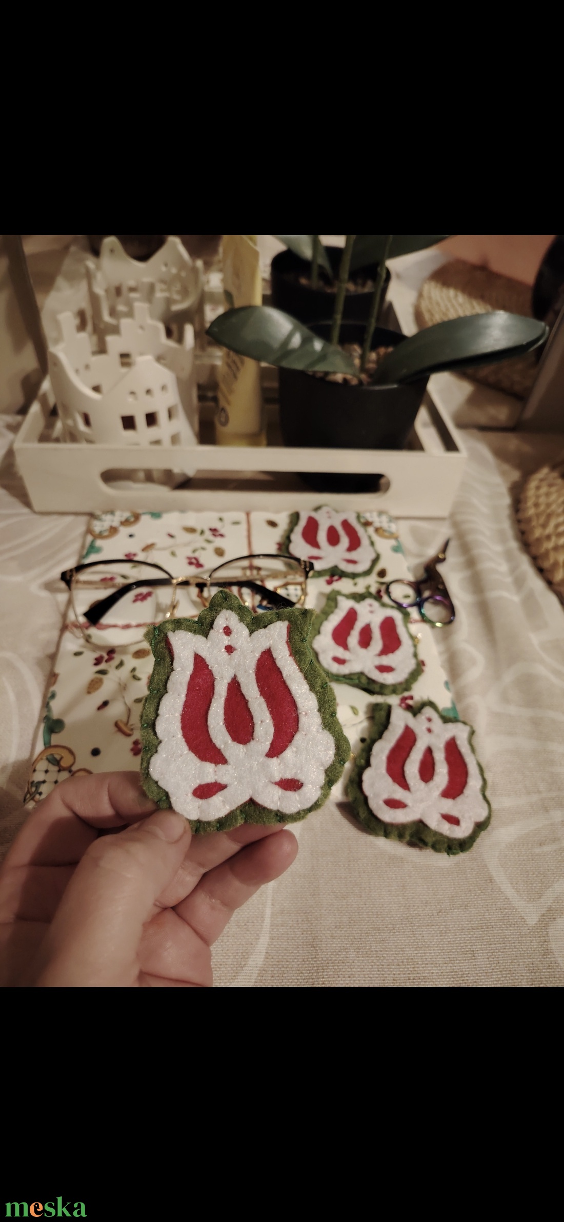 Filcből készült Tulipános kokárda - esküvő - kiegészítők - kitűző - Meska.hu