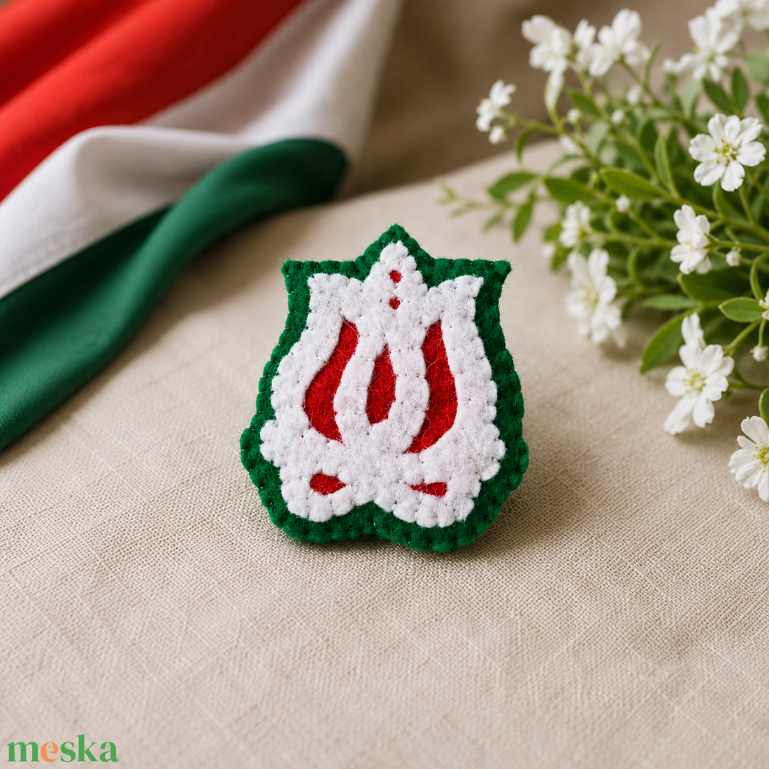 Tulipános filc kokárda  - ékszer - kitűző és bross - Meska.hu