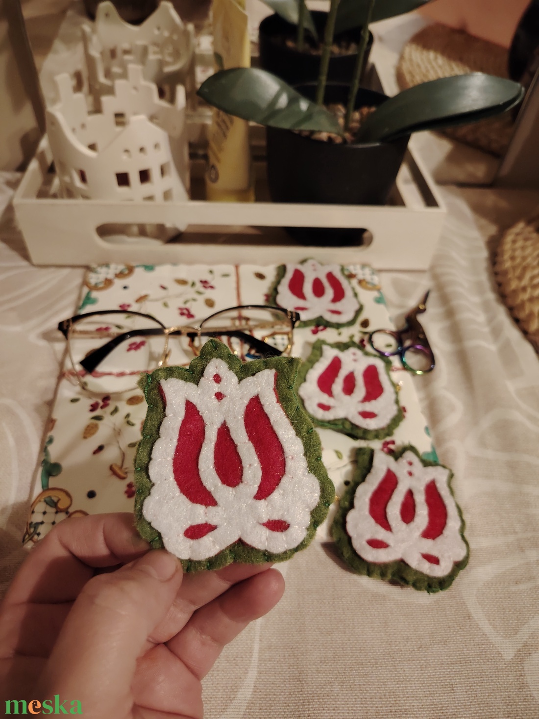 Tulipános filc kokárda  - ékszer - kitűző és bross - Meska.hu
