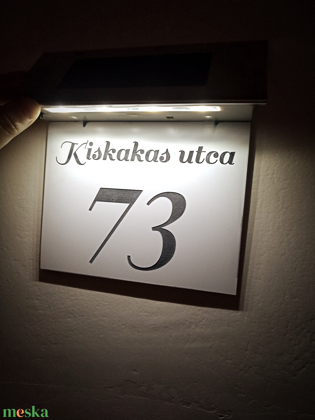 Fehér világitó LED-es napelemes házszám tábla - otthon & életmód - ház & kert - házszám - Meska.hu