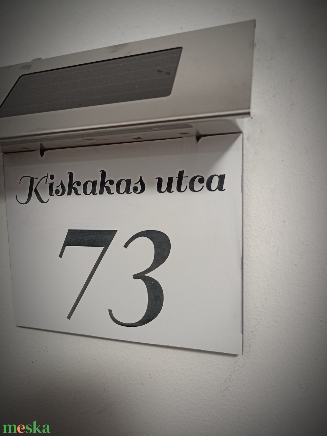 Fehér világitó LED-es napelemes házszám tábla - otthon & életmód - ház & kert - házszám - Meska.hu