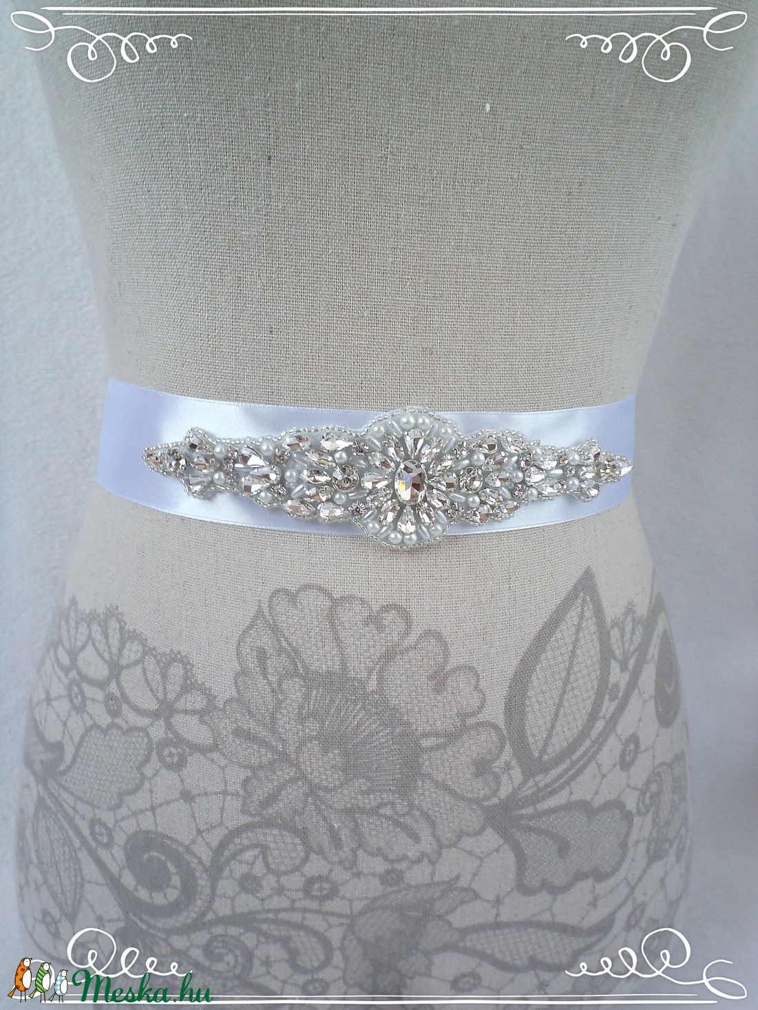 Ovális közepű, foglalatos köves és tekla gyöngyös menyasszonyi öv választható színű szalagon -  - Meska.hu
