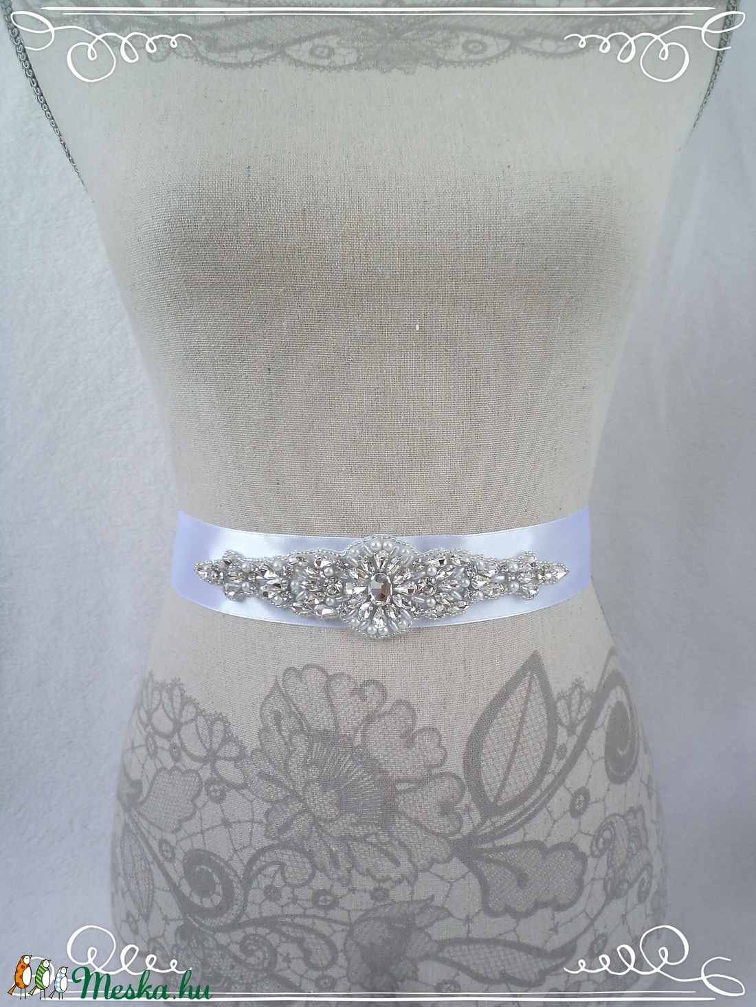 Ovális közepű, foglalatos köves és tekla gyöngyös menyasszonyi öv választható színű szalagon -  - Meska.hu