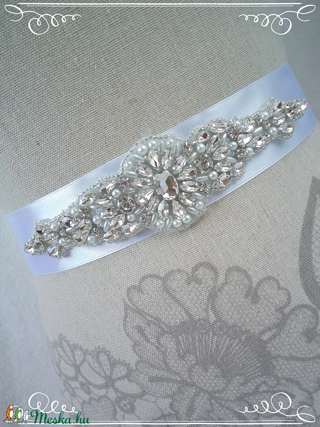 Ovális közepű, foglalatos köves és tekla gyöngyös menyasszonyi öv választható színű szalagon -  - Meska.hu