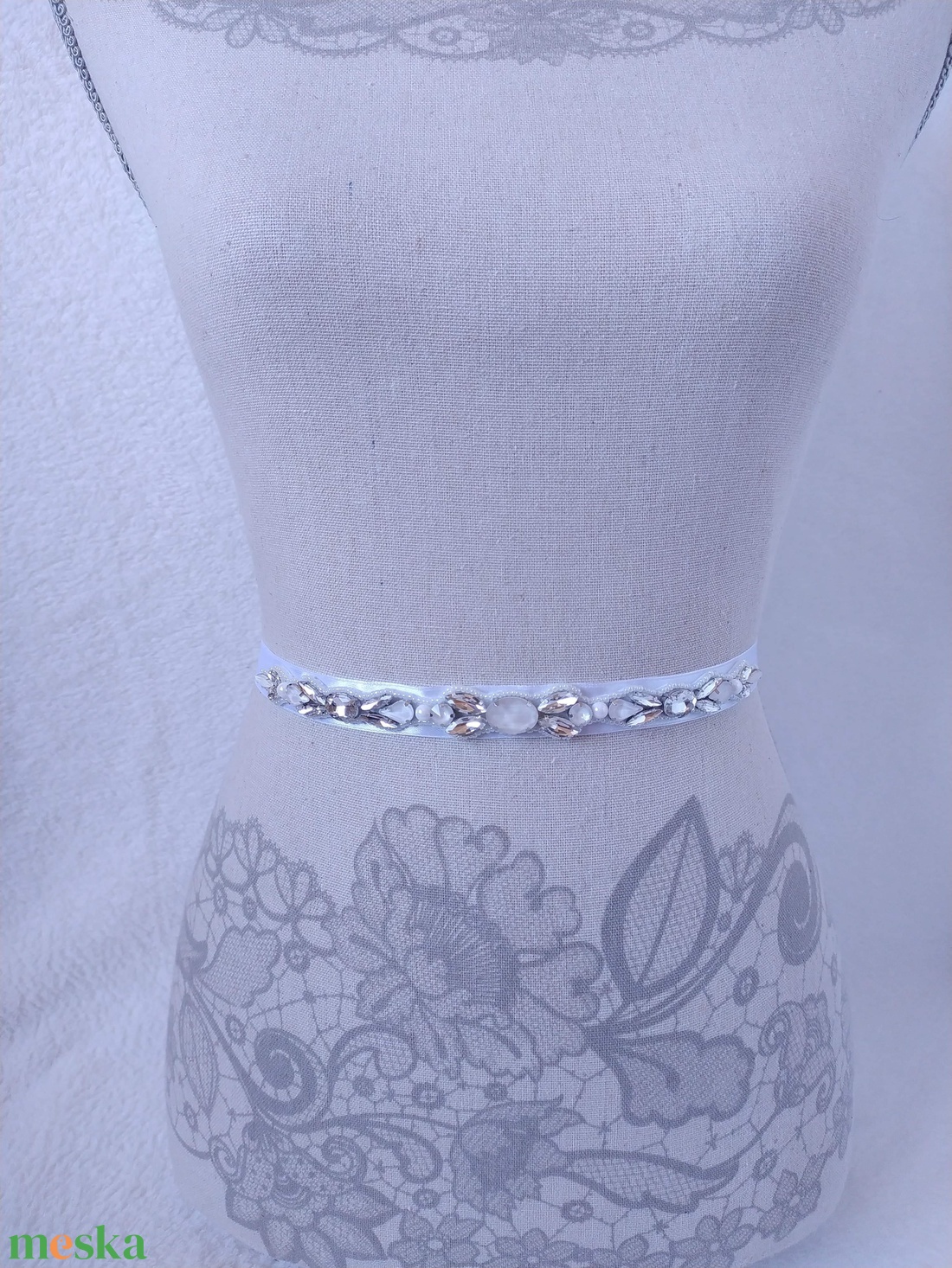 Menyasszonyi keskeny, kövekkel, gyönggyel díszített öv - esküvő - kiegészítők - öv & pánt - Meska.hu