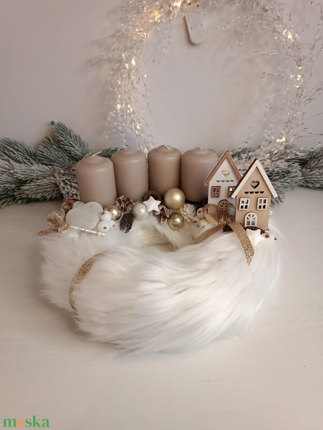Fehér szőrmés adventi koszorú, házikós - karácsony - adventi díszek - adventi koszorú - Meska.hu