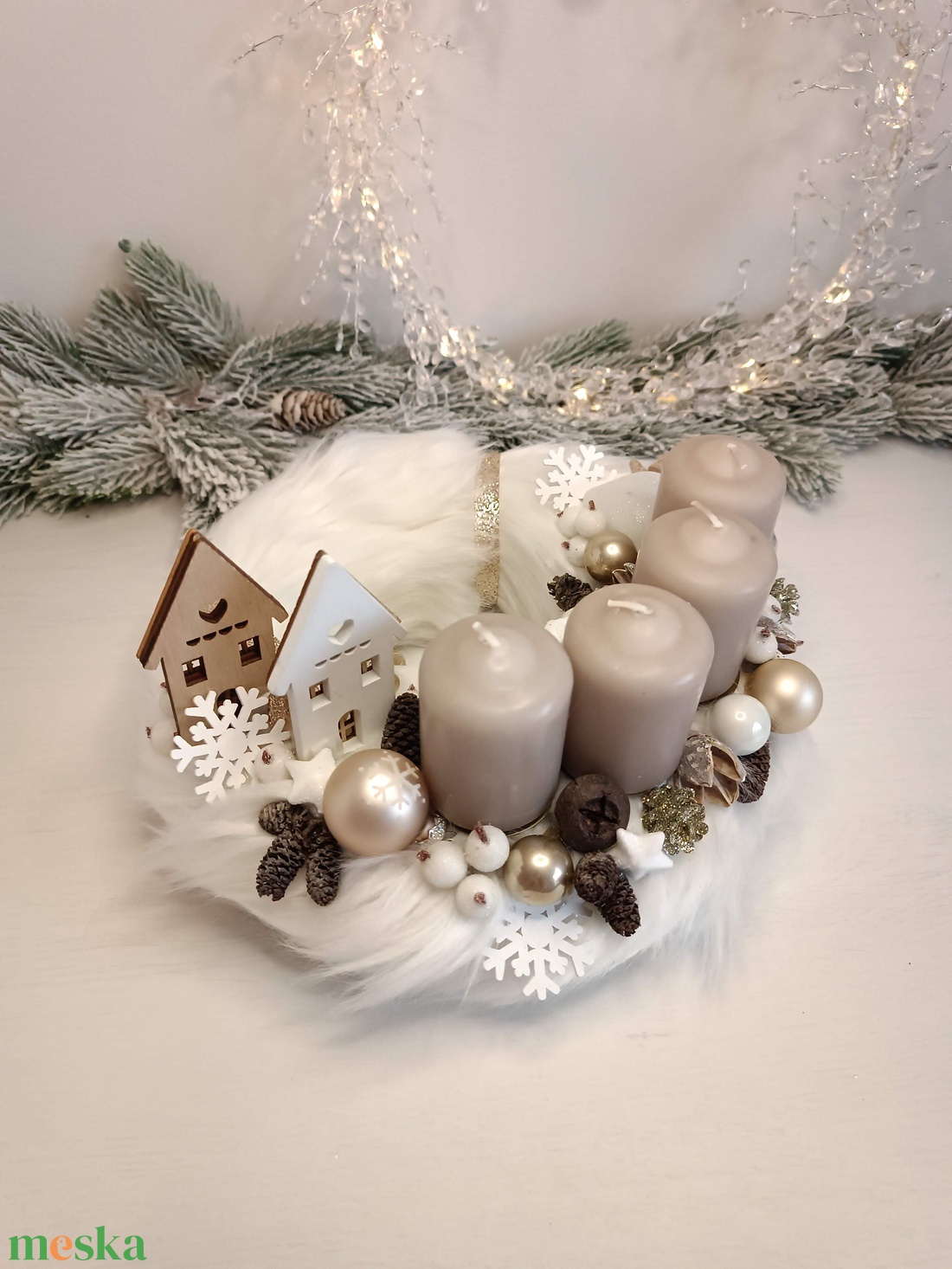 Fehér szőrmés adventi koszorú, házikós - karácsony - adventi díszek - adventi koszorú - Meska.hu