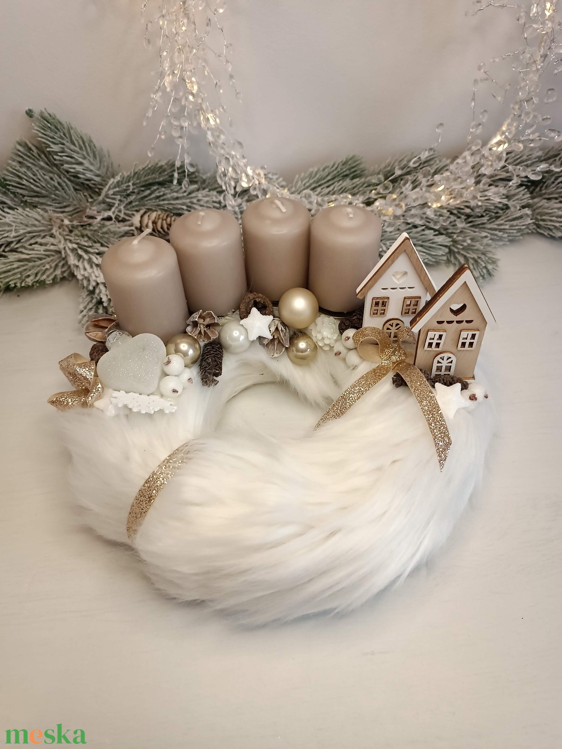 Fehér szőrmés adventi koszorú, házikós - karácsony - adventi díszek - adventi koszorú - Meska.hu