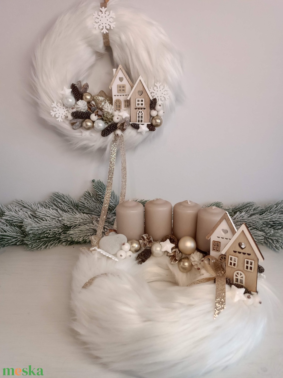 Fehér szőrmés adventi koszorú, házikós - karácsony - adventi díszek - adventi koszorú - Meska.hu