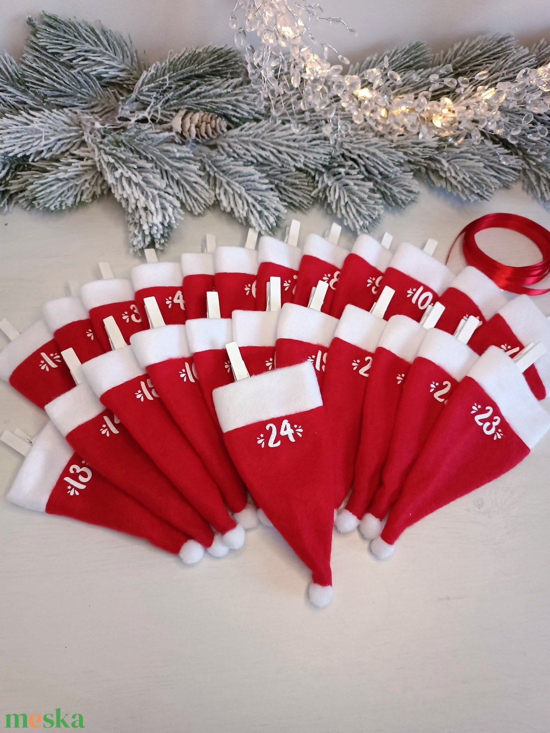 Tölthető mikulássapkás adventi naptár - karácsony - adventi díszek - adventi naptár - Meska.hu