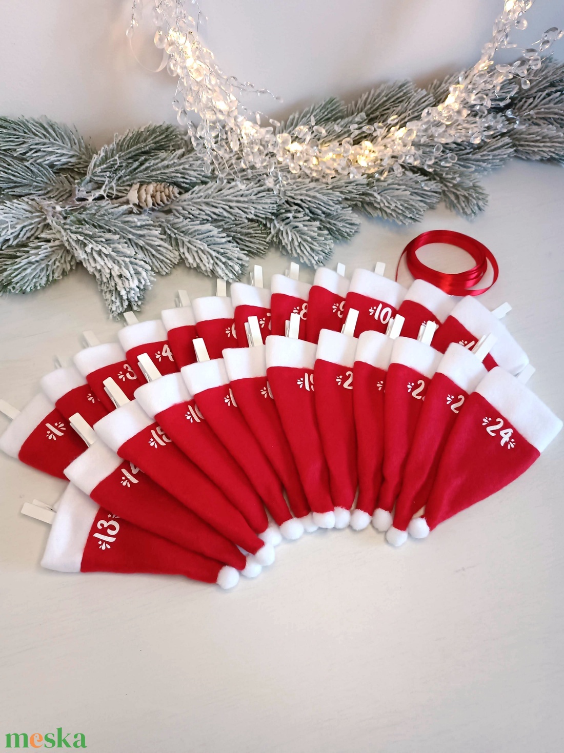 Tölthető mikulássapkás adventi naptár - karácsony - adventi díszek - adventi naptár - Meska.hu