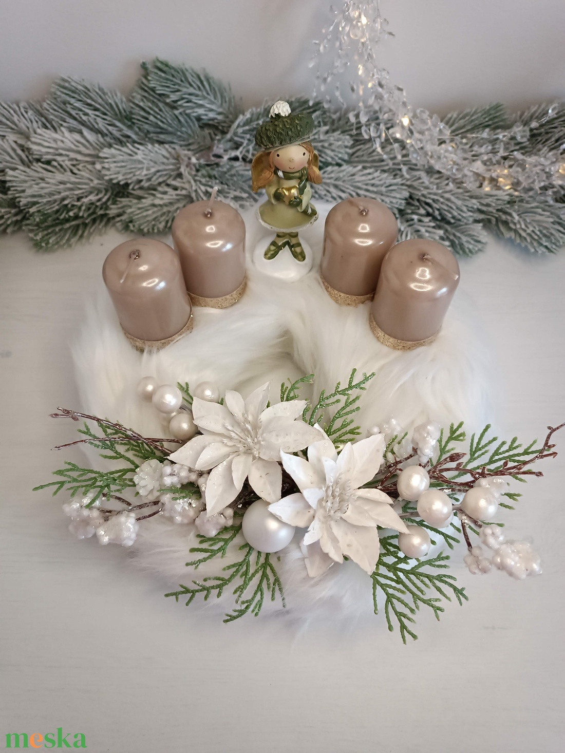 Fehér szőrmés adventi koszorú, kislány figurával - karácsony - adventi díszek - adventi koszorú - Meska.hu