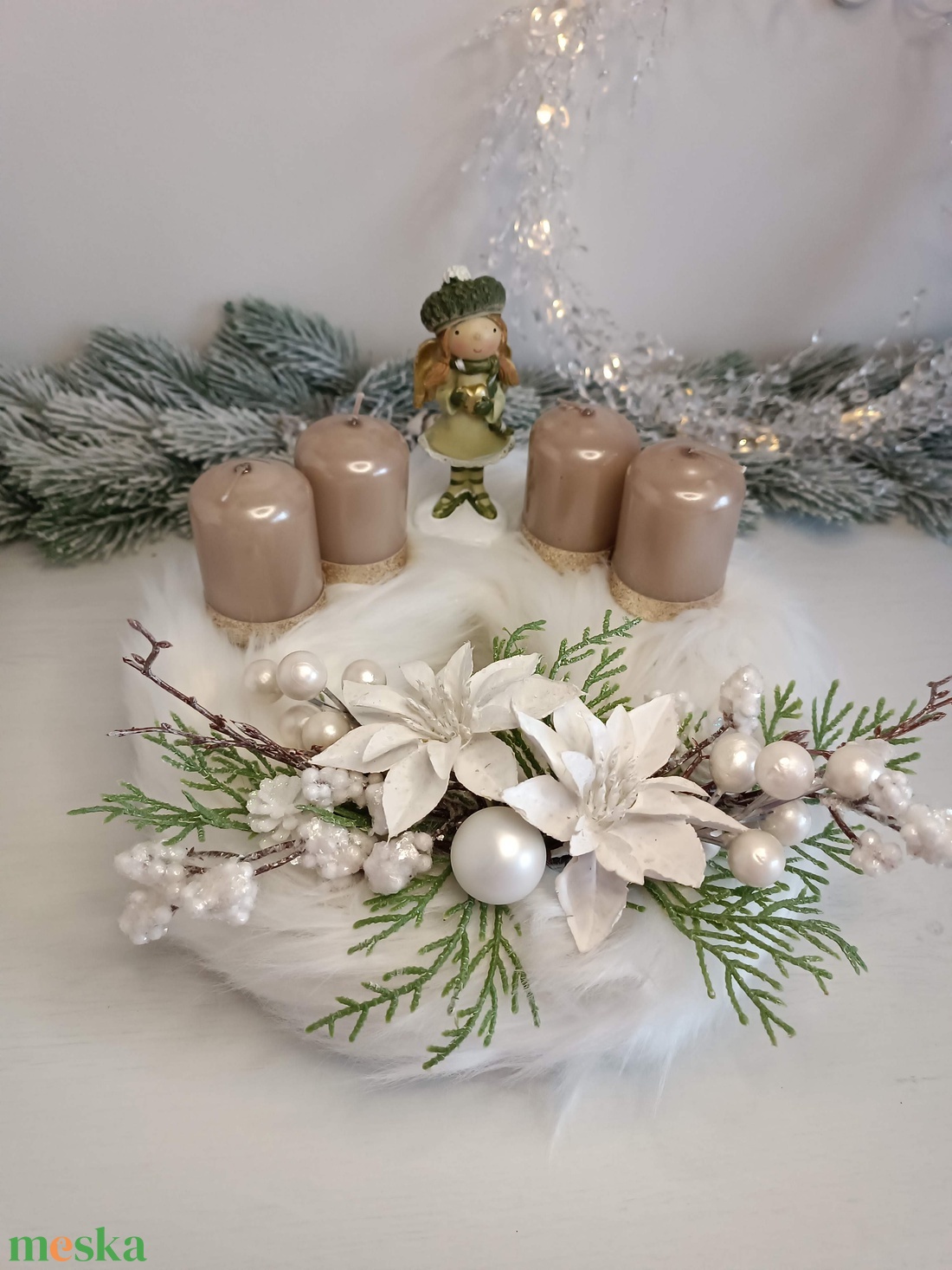 Fehér szőrmés adventi koszorú, kislány figurával - karácsony - adventi díszek - adventi koszorú - Meska.hu