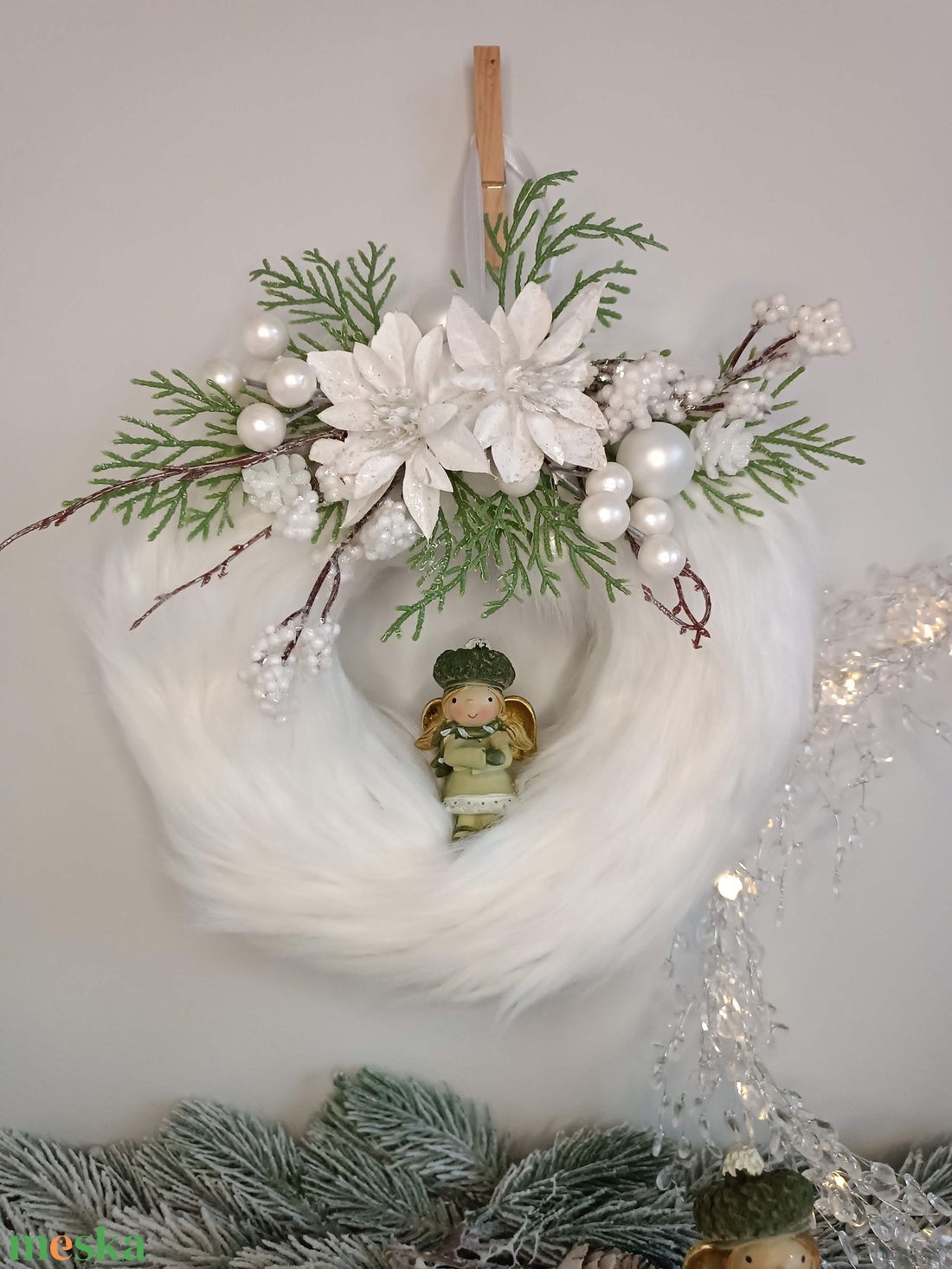 Fehér szőrmés adventi koszorú, kislány figurával - karácsony - adventi díszek - adventi koszorú - Meska.hu