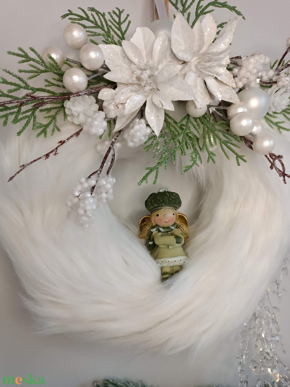Fehér szőrmés adventi koszorú, kislány figurával - karácsony - adventi díszek - adventi koszorú - Meska.hu