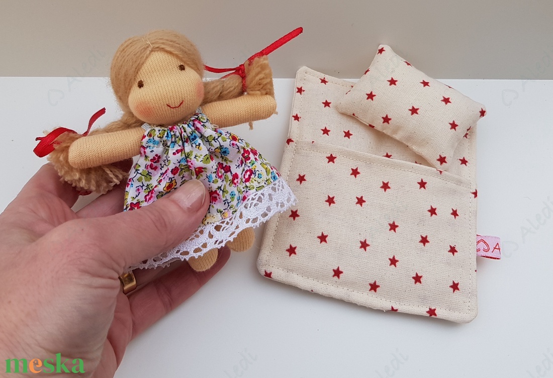 Apró Waldorf baba hálózsákkal - piros csillagos - játék & sport - baba & babaház - baba - Meska.hu