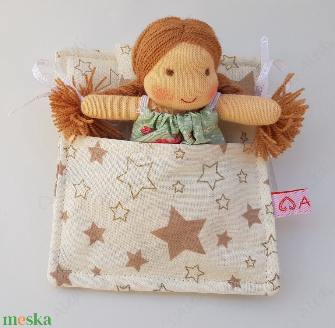 Apró Waldorf baba hálózsákkal - zöld ruhás - játék & sport - baba & babaház - baba - Meska.hu