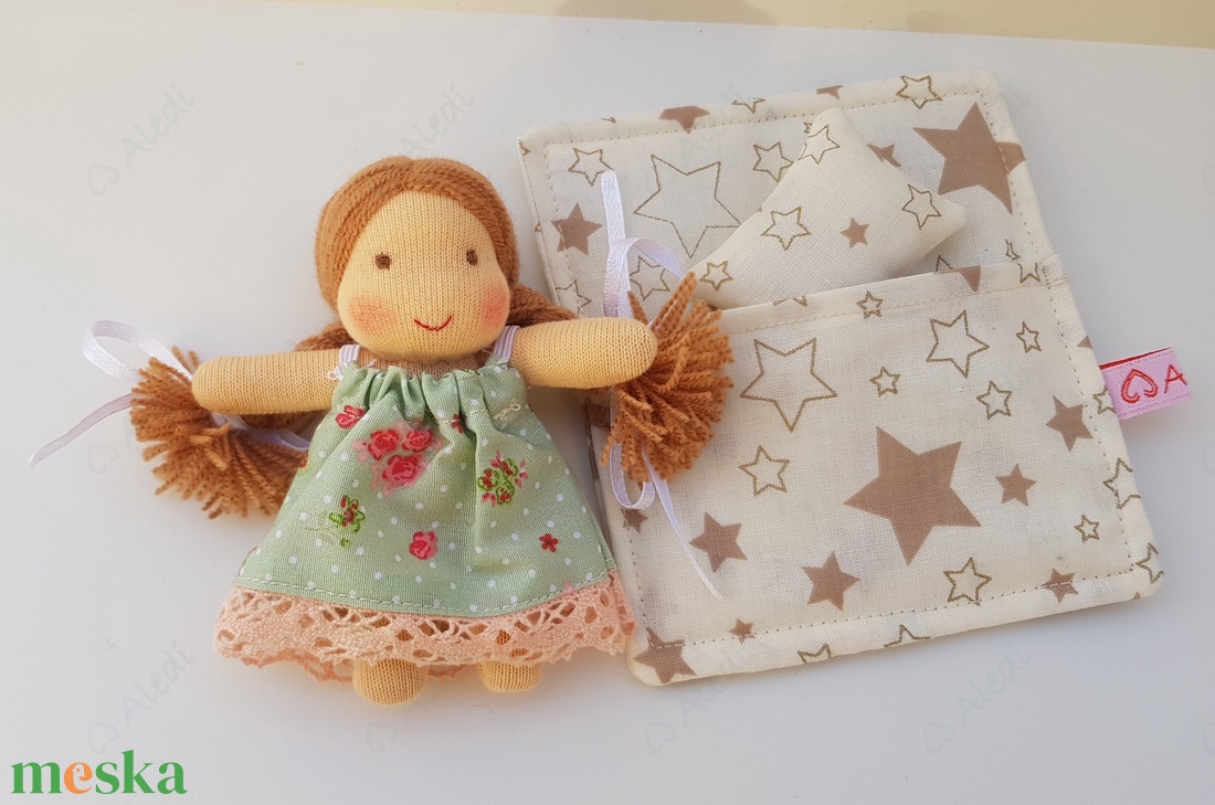 Apró Waldorf baba hálózsákkal - zöld ruhás - játék & sport - baba & babaház - baba - Meska.hu