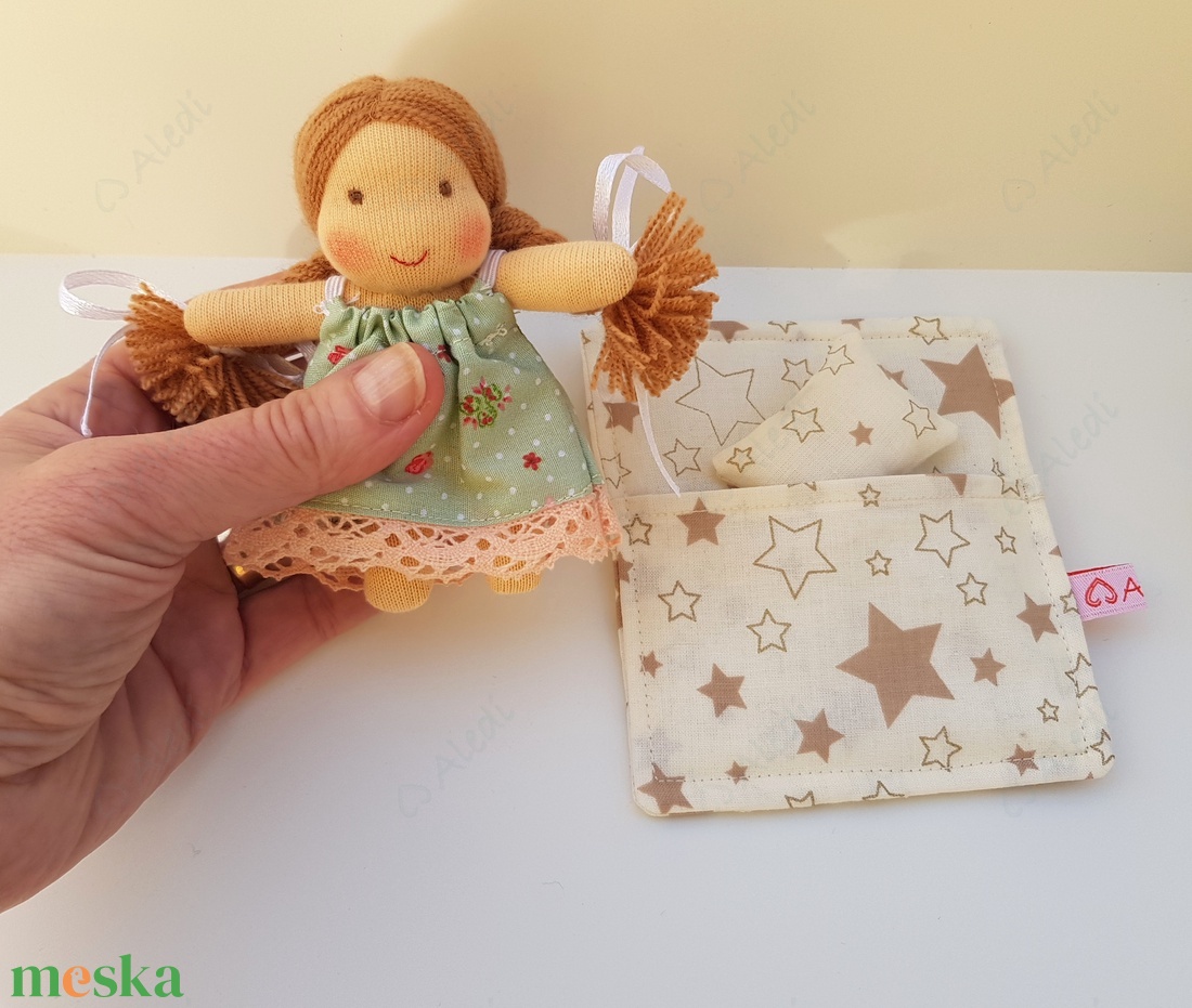 Apró Waldorf baba hálózsákkal - zöld ruhás - játék & sport - baba & babaház - baba - Meska.hu