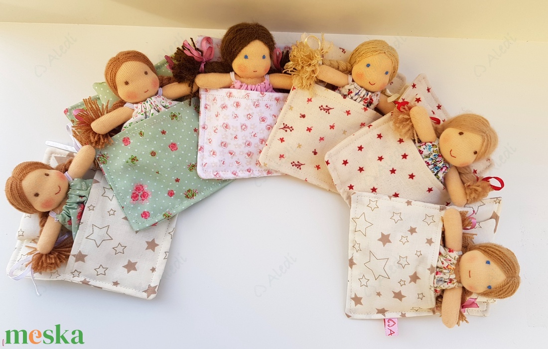 Apró Waldorf baba hálózsákkal - zöld ruhás - játék & sport - baba & babaház - baba - Meska.hu