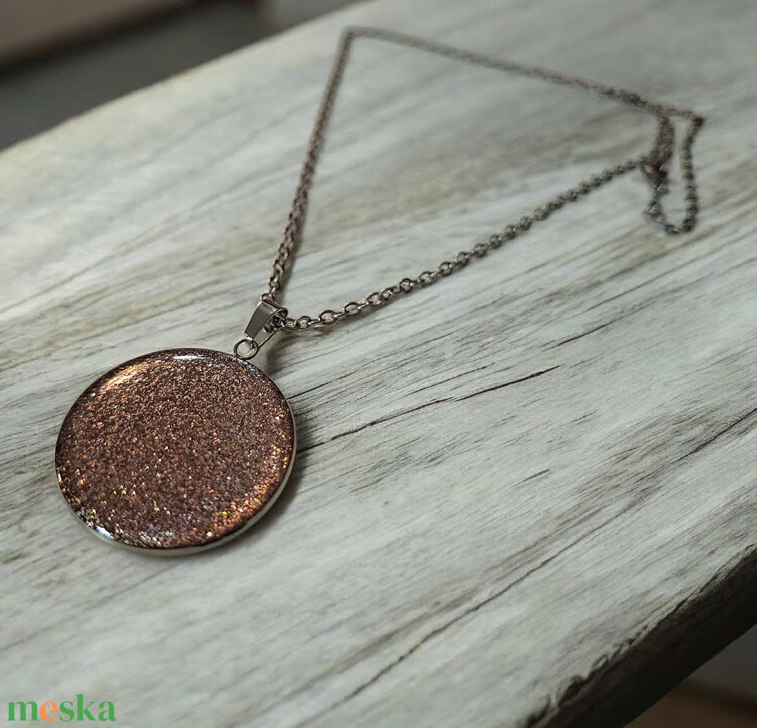 Csillogó nyaklánc műgyantából  - ékszer - nyaklánc - medálos nyaklánc - Meska.hu