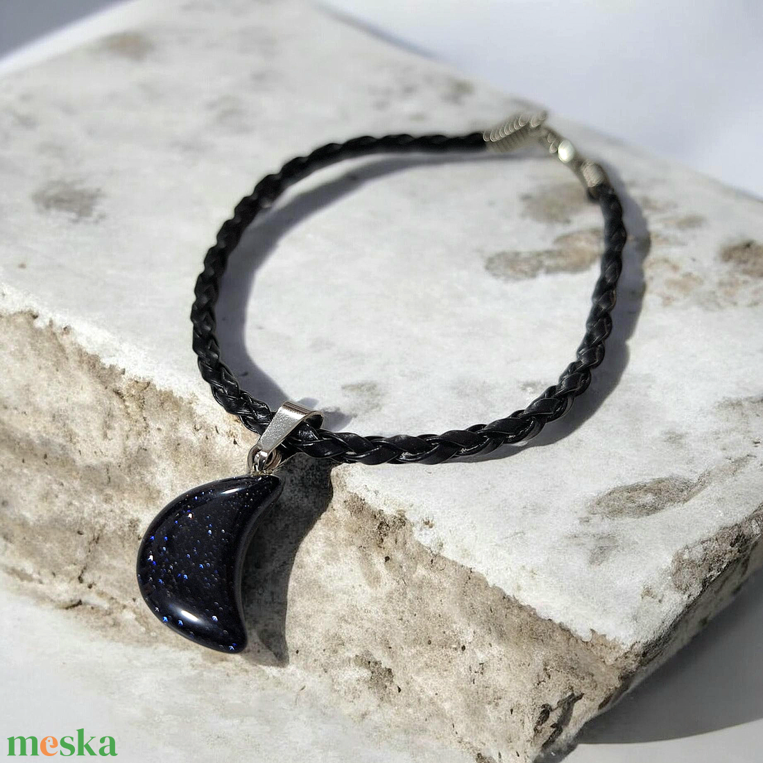 Fekete holdas karkötő  - ékszer - karkötő - charm karkötő - Meska.hu