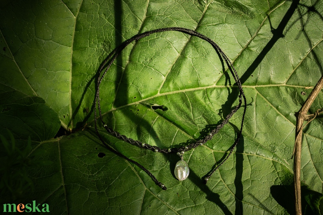 Makramé nyaklánc/choker, édesvízi gyöngy medál, rozsdamentes acél bogyók, csúszócsomós - ékszer - nyaklánc - bogyós nyaklánc - Meska.hu