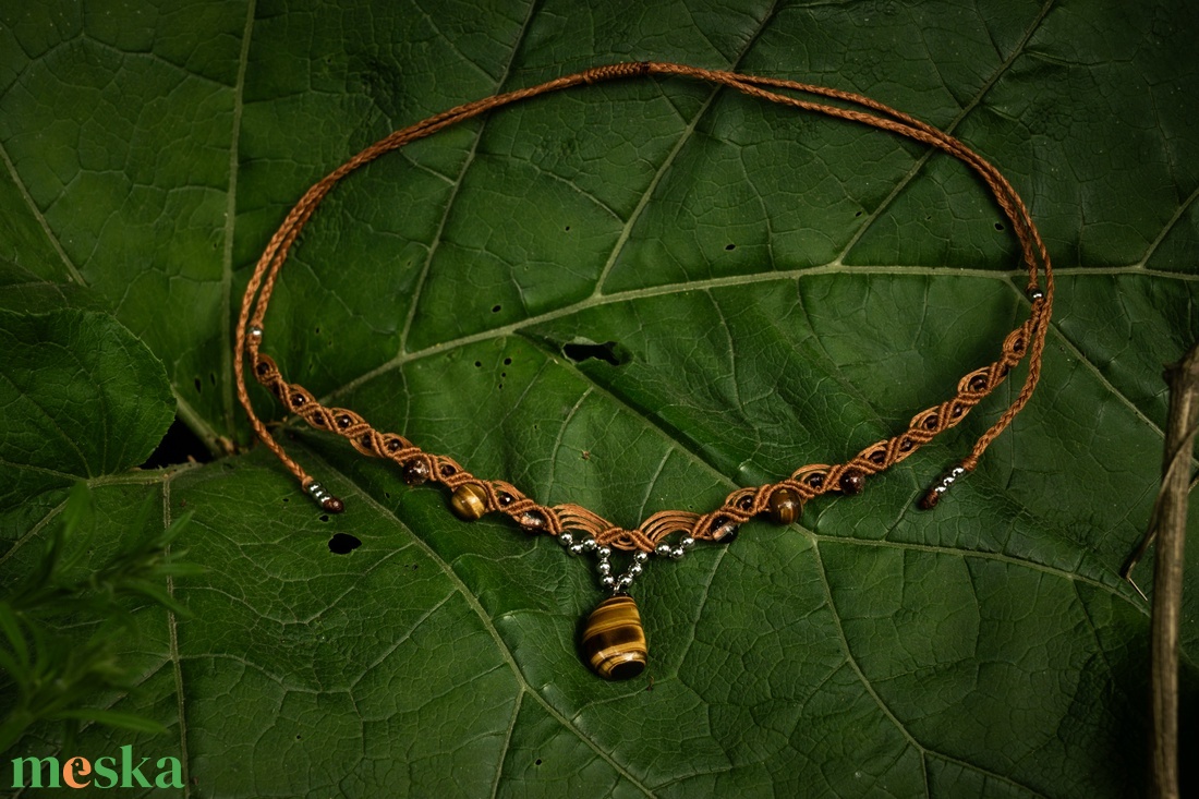 Tigrisszem makramé nyaklánc/choker, ásvány medál, gyöngyös, üveggyöngyös, rozsdamentes acél bogyók, csúszócsomós  - ékszer - nyaklánc - medál - Meska.hu