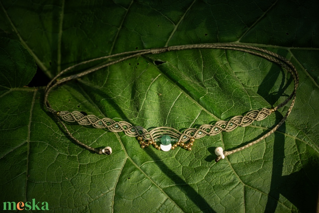Holdas, gyöngyös makramé nyaklánc/choker, üveggyöngyös, rozsdamentes acél bogyókkal, csúszócsomós - ékszer - nyaklánc - gyöngyös nyaklánc - Meska.hu