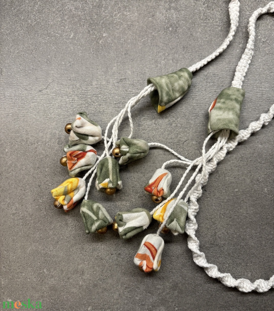 Makrame nyaklánc Latkan virágokkal - ékszer - nyaklánc - hosszú nyaklánc - Meska.hu