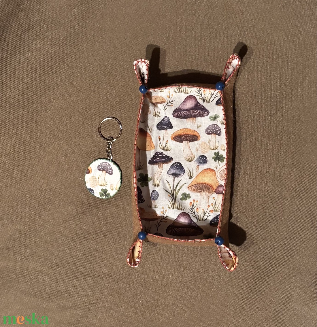 Tálca gombászoknak kulcstartóval - otthon & életmód - dekoráció - asztal és polc dekoráció - asztaldísz - Meska.hu