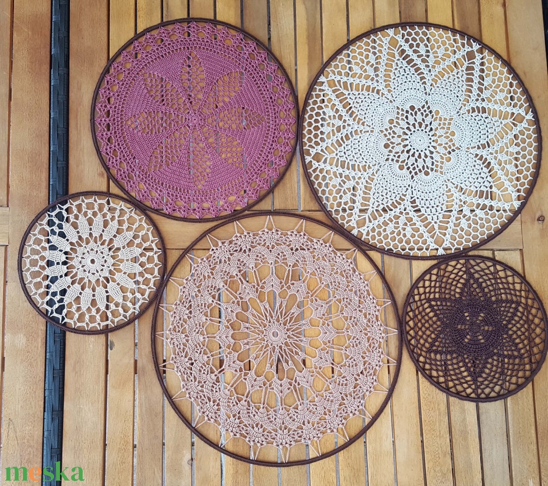 Horgolt falidísz, függődísz, ablakdísz, fali dekoráció  5 elemből áll. - otthon & életmód - dekoráció - fali és függő dekoráció - falra akasztható dekor - Meska.hu