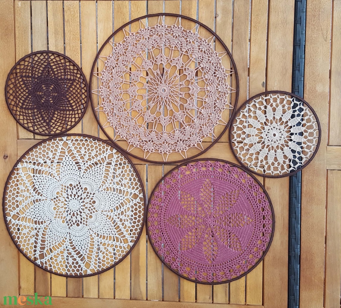 Horgolt falidísz, függődísz, ablakdísz, fali dekoráció  5 elemből áll. - otthon & életmód - dekoráció - fali és függő dekoráció - falra akasztható dekor - Meska.hu