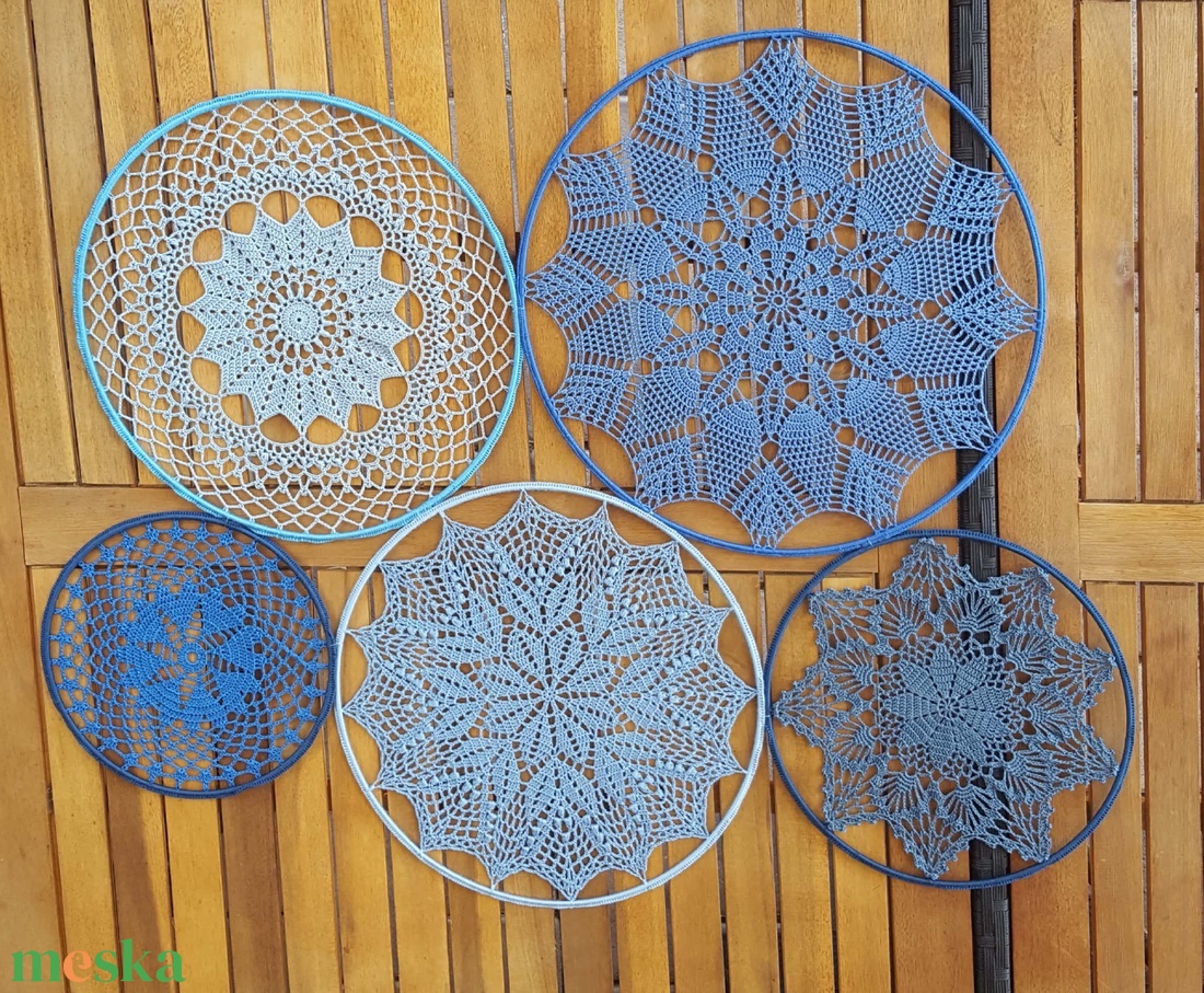 Horgolt falidísz, függődísz, ablakdísz, fali dekoráció  5 elemből áll. - otthon & életmód - dekoráció - fali és függő dekoráció - falra akasztható dekor - Meska.hu