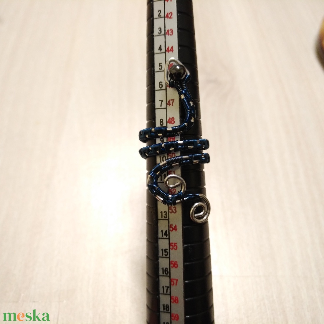 Kék rézhuzalból készült kígyós gyűrű magnetit szemmel - ékszer - gyűrű - fonódó gyűrű - Meska.hu Kék rézhuzalból készült kígyós gyűrű magnetit szemmel - ékszer - gyűrű - fonódó gyűrű - Meska.hu