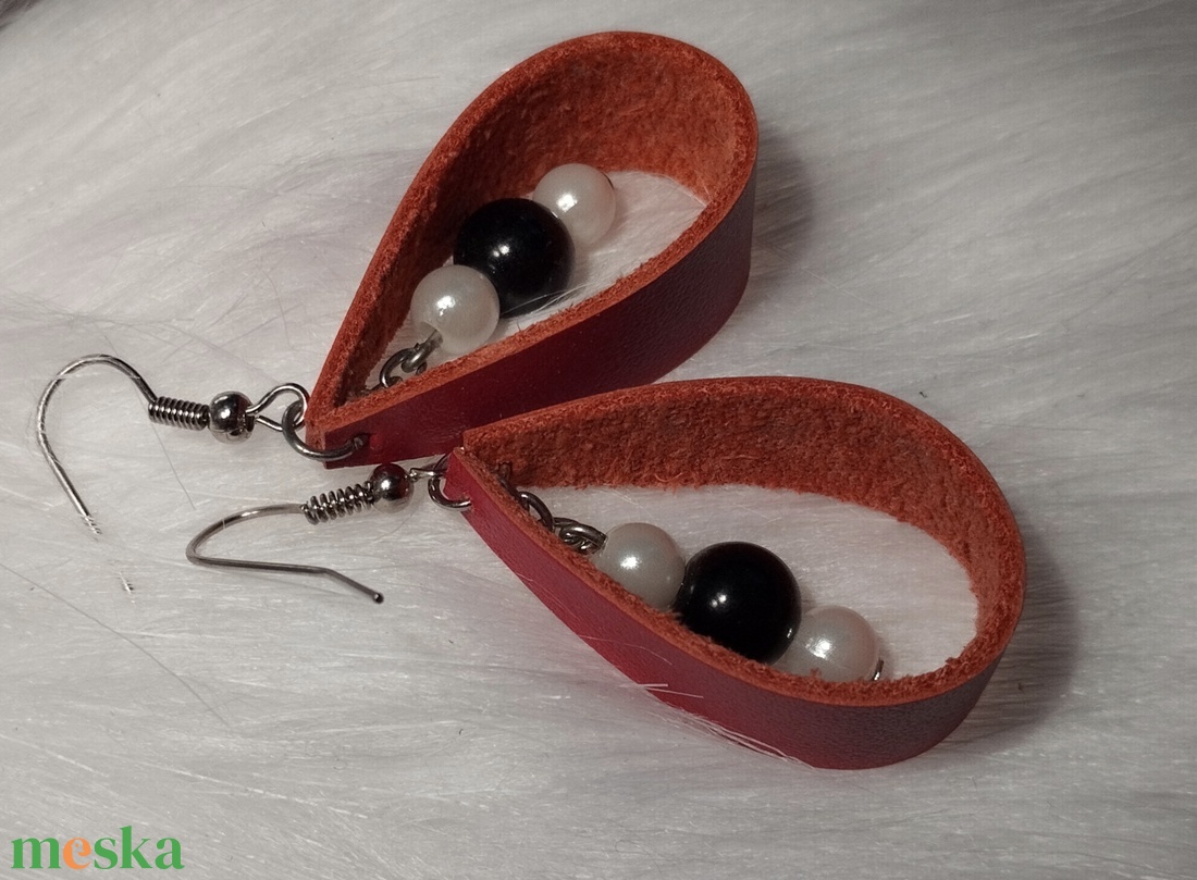 Akrill gyöngyökkel díszített, valódi bőrből készült, csepp alakú fülbevaló - ékszer - fülbevaló - lógó fülbevaló - Meska.hu