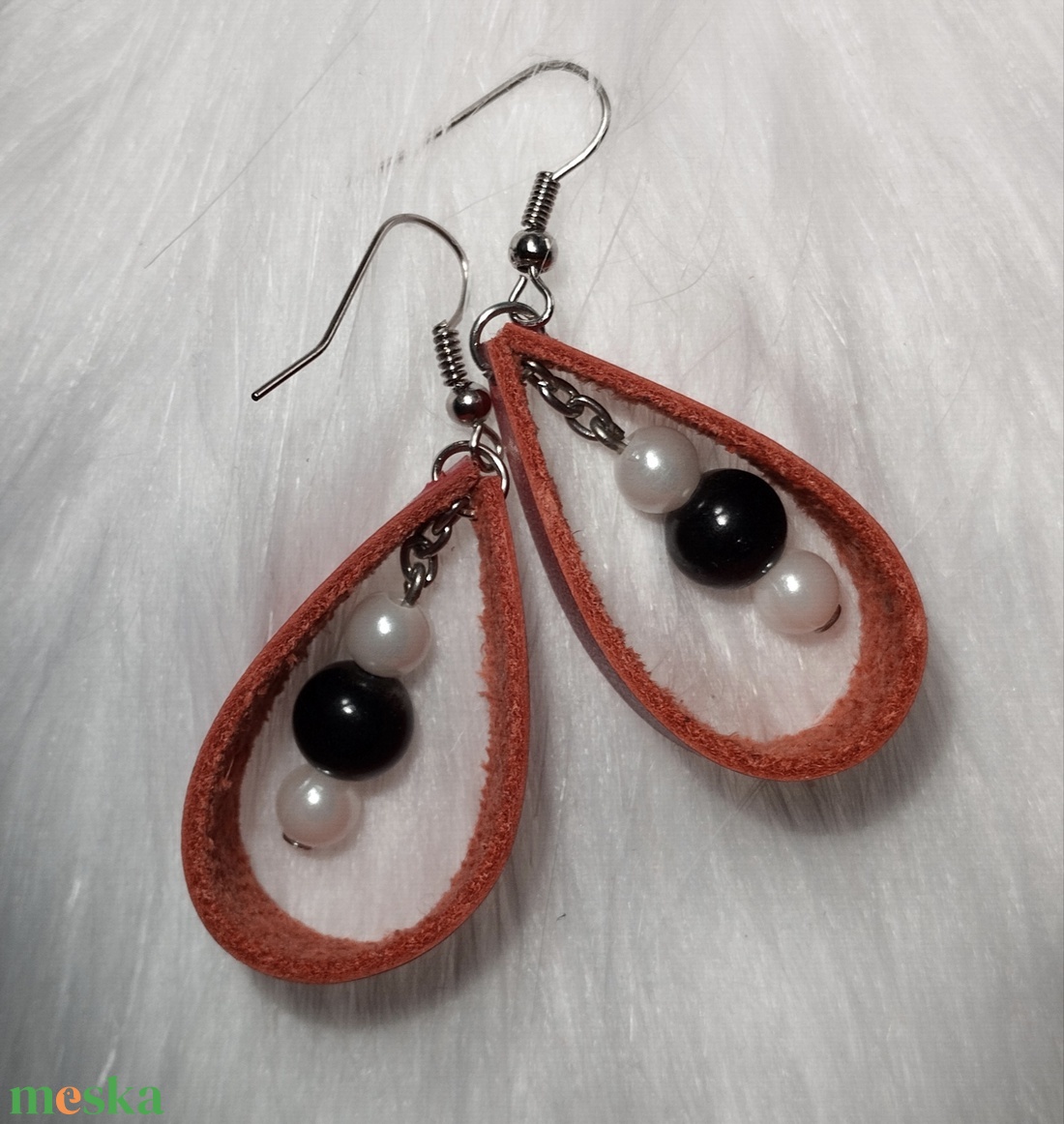 Akrill gyöngyökkel díszített, valódi bőrből készült, csepp alakú fülbevaló - ékszer - fülbevaló - lógó fülbevaló - Meska.hu
