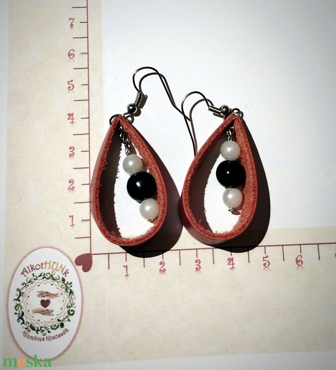 Akrill gyöngyökkel díszített, valódi bőrből készült, csepp alakú fülbevaló - ékszer - fülbevaló - lógó fülbevaló - Meska.hu